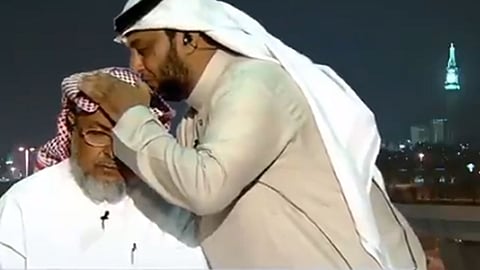 قَبَّل رأسه.. كلمات مؤثرة من المعلم الزهراني لوالده بعد فوزه ضمن الـ50 معلمًا الأفضل عالميًا