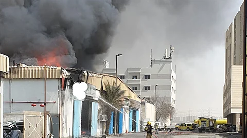 الإمارات.. حريق يلتهم مستودعاً بالمنطقة الصناعية بالشارقة
