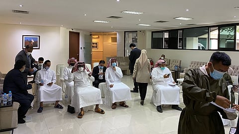 بالصور.. تطعيم أعضاء البعثة الدبلوماسية وعائلاتهم في إندونيسيا بلقاح فايزر