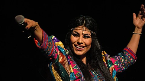 مغنية أفغانية طالبت خطيبها بقتلها.. وجنود أمريكيون ينقذوها باللحظة الأخيرة