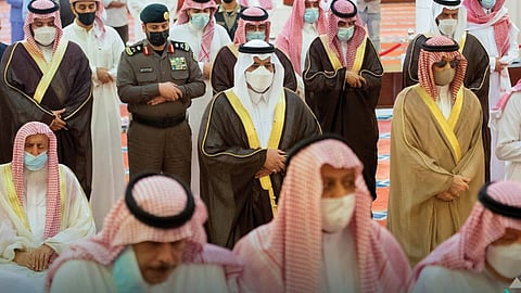 أمير الرياض بالنيابة يؤدي صلاة الميت على الأميرة دلال بنت سعود بن عبدالعزيز