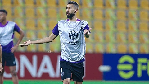 بالفيديو.. سلمان الفرج يغادر ملعب لقاء استقلال طهران بـ«العكاز»