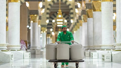 بعد عام ونصف من رفعها.. إعادة حافظات ماء زمزم بالمسجد النبوي