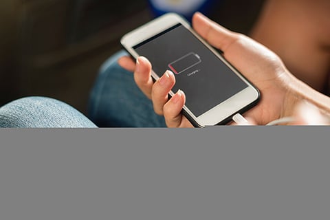 اختصاصي تقني يوضّح أسباب استهلاك البطارية بشكل سريع