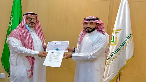 عبد الرحمن الكاظم أول طبيب سعودي متخصص في القطط.. والجمعية البيطرية تهنئه
