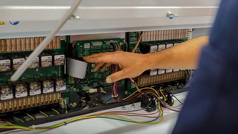 بدء تركيب ماكينة حديثة لحياكة خيوط كسوة الكعبة المشرفة