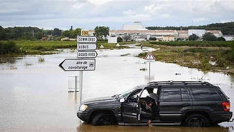 عواصف رعدية تقطع الطرق السريعة وخطوط السكك الحديدية جنوب فرنسا