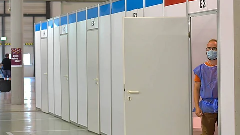 دوافع مجهولة.. هجوم بمواد حارقة على مركز تطعيم في ألمانيا