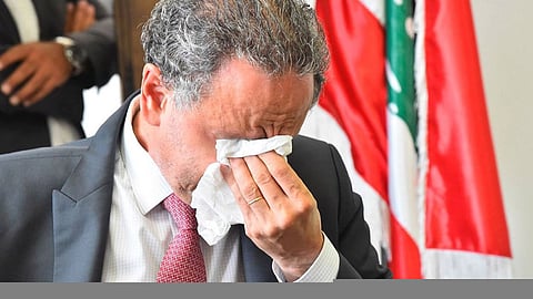 بالفيديو.. وزير لبناني يبكي لدى تسليمه منصبه وخليفته يعطيه منديلًا