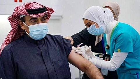 الكويت تعلن تطعيم 70% بجرعتين من لقاح كورونا