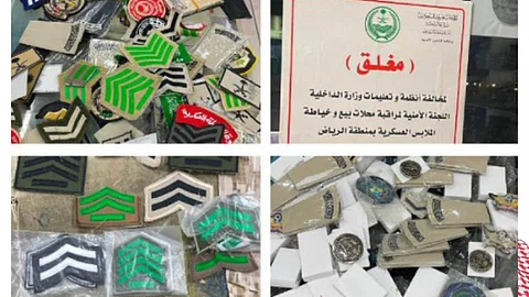 غلق محل تفصيل ملابس عسكرية في الخرج وضبط 200 قطعة أنواط ورتب