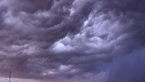 تنبيهات الأرصاد: 5 مناطق تشهد أمطارًا وسحبًا رعدية ورياحًا نشطة.. الجمعة