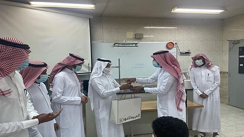 بالفيديو والصور.. معلِّمان بجازان يفاجئان أستاذهما بتكريمه أمام الطلبة والمسؤولين