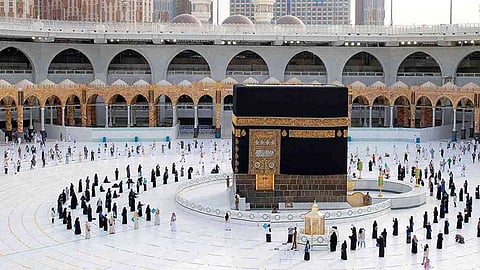 لماذا رخام صحن الكعبة المشرفة بارد حتى مع حرارة الشمس؟