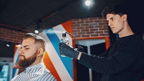 «استشارية جلدية» تحذّر من أضرار جل وبخاخ تثبيت الشعر