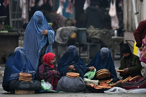 تقرير أمريكي: الجوع أكبر تهديد للأفغانيات بعد منع معظمهن من العمل