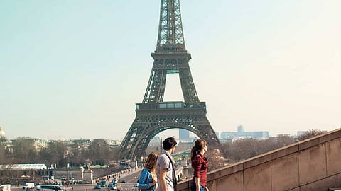 مغامرة تحبس الأنفاس.. فرنسي يقطع 670 مترًا مشيًا على حبل من ارتفاع ضخم