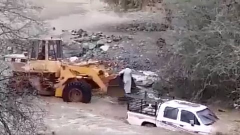 بالفيديو.. بطولة شاب سعودي تنقذ محتجزًا داخل السيل بشيول