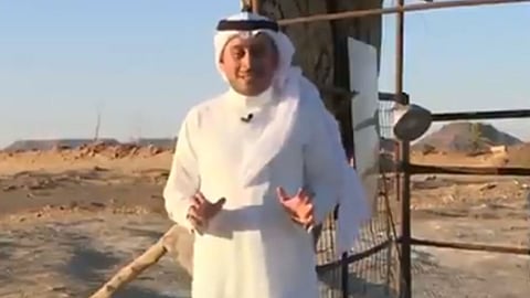 بالفيديو.. معلم في سكاكا يؤسس فصلًا دراسيًا لمحو أمية راع في مزرعته