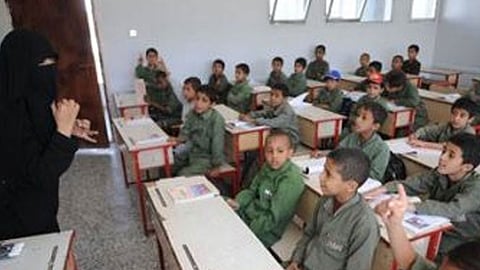 الحوثي يعبث بمناهج الطلبة.. مخالفات جسيمة وتكريس التبعية لإيران وتكفير المخالف