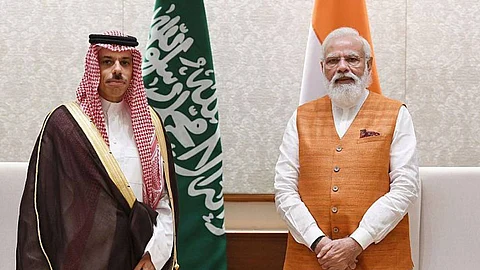 وزير الخارجية يبحث توطيد الشراكة الاقتصادية مع رئيس وزراء الهند