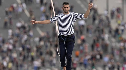 مشهد يحبس الأنفاس.. فرنسي يعبر نهر السين معلقًا بحبل في برج إيفل