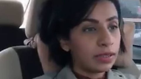 سائقة تاكسي تروي قصة عملها بتطبيقات التوصيل وأغرب موقف تعرضت له
