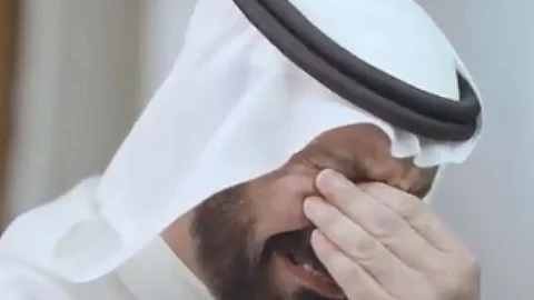 مواطن يبكي بعد عودة النظر لابنيه.. ووزير الصحة يتفاعل