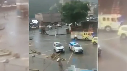 بالفيديو.. عاصفة رعدية تسقط أعمدة ولوحات برجال ألمع
