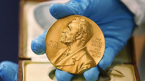 الفائزون بنوبل يتسلمون جوائزهم في بلدانهم بسبب كورونا