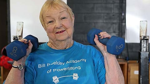 معمّرة في نادي المائة تدخل موسوعة جينيس في رياضة رفع الأثقال