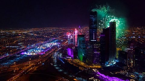 بالفيديو.. الألعاب النارية تضيء سماء المملكة ابتهاجًا باليوم الوطني