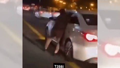 بالفيديو.. رجل أمن يخاطر بحياته لإيقاف مركبة يقودها متهور