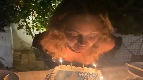 بالفيديو.. النيران اشتعلت في رأسها.. لحظة مرعبة لممثلة أمريكية خلال احتفالها بيوم ميلادها
