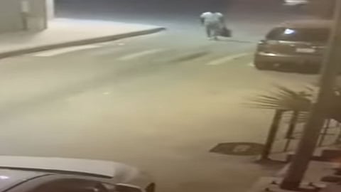مقطع فيديو يوثق لحظة سرقة مركبة من أمام منزل صاحبها في الرياض