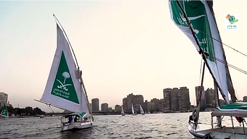 بالفيديو.. سفارة المملكة بالقاهرة تحتفل في اليوم الوطني بأعلام السعودية والألعاب النارية