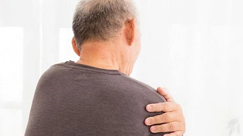 ألم تجمد الكتف.. الأعراض وطرق العلاج