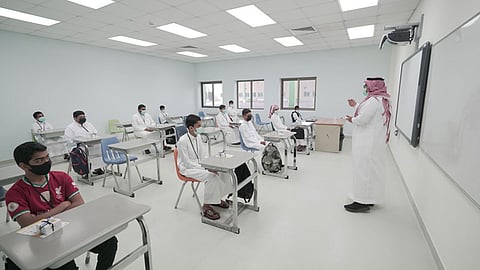 «التعليم» تعلن عن إجراءات مستحدثة للطلاب المعفيين من اللقاح.. وتخفف القيود الاحترازية