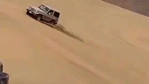 فيديو يرصد لحظات مروّعة لانقلاب مركبة من مرتفع رملي أثناء «التطعيس»
