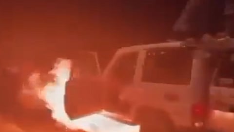 بالفيديو: حريق مفاجئ يندلع في سيارة باحتفالات اليوم الوطني.. ومواطنون يهرعون لإطفائها