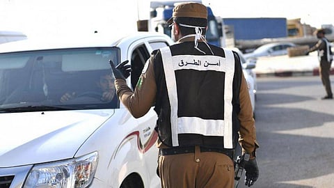 «أمن الطرق» توجه 3 نصائح لقائدي المركبات حال توقفها لعطل فني