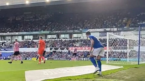 شاهد.. لاعب إنجليزي يُنقذ فريقه من الخسارة بـ«حيلة التخفي»