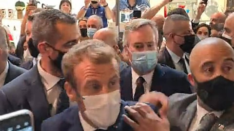 بالفيديو.. محتج يرشق الرئيس الفرنسي إيمانويل ماكرون بالبيض