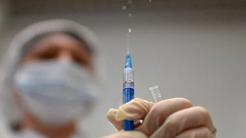 روسيا توافق على بدء تجارب سريرية للقاح جديد مضاد لكورونا