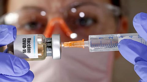 هل يمكن أخذ الجرعة الثالثة من لقاح مختلف عن الجرعتين السابقتين؟.. طبيب أمريكي يجيب