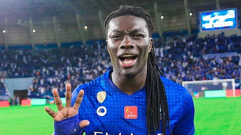 لفتة إنسانية من جوميز تجاه مشجع للهلال من ذوي الهمم