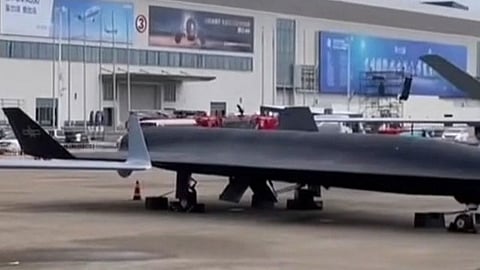 الصين تعرض طائرة صاروخية سرية بمعرض الطيران الدولي والفضاء