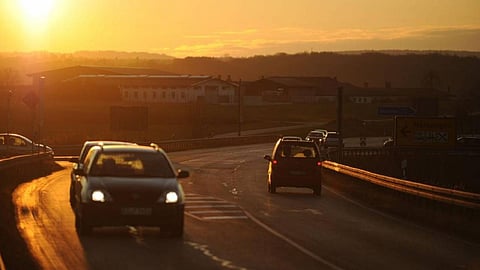 الزجاج الأمامي مفتاح الأمان.. الشمس المنخفضة تهدد سلامة القيادة