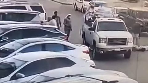 حريق بمركبة في الرياض.. وفيديو يوثق شجاعة مواطن منع وقوع كارثة