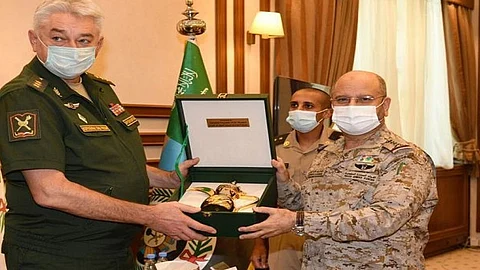 رئيس هيئة الأركان يبحث مع مسؤول روسي التعاون العسكري